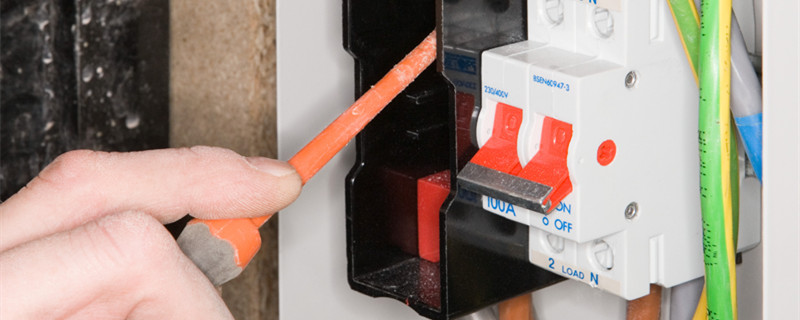 Fuses vs Circuit Breakers: What’s the Difference?