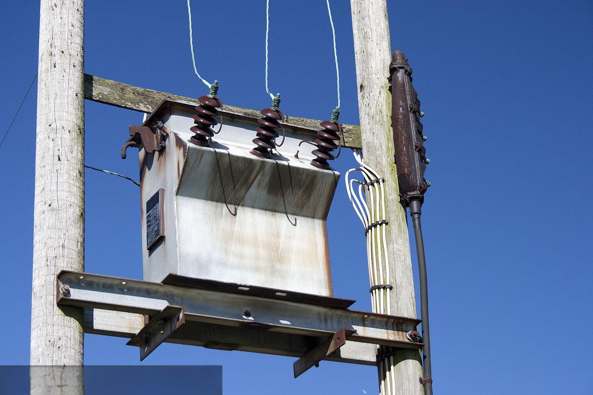 Larson Electronics - 25 KVA Single Phase Pole Mount Distribution Transformer-  7620/13200V Primary - 120/240V Secondary - 60Hz, image size:1200x800