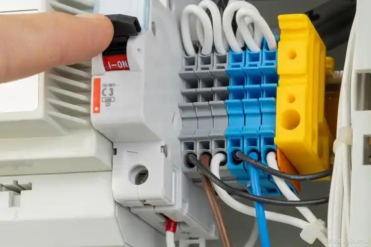 VCB vs MCCB: What’s the Difference and When to Use Each?