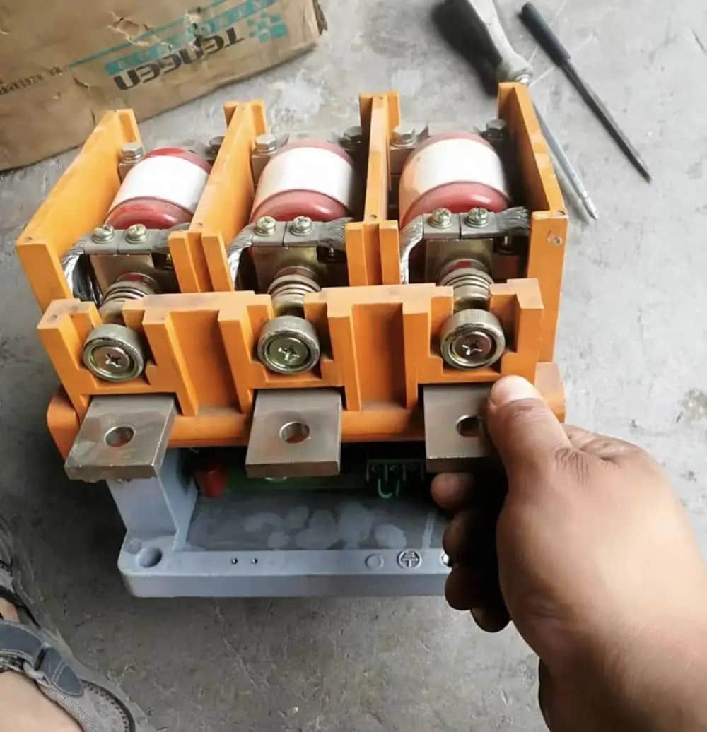 Vacuum Contactor vs Vacuum Circuit Breaker: What’s the Difference?