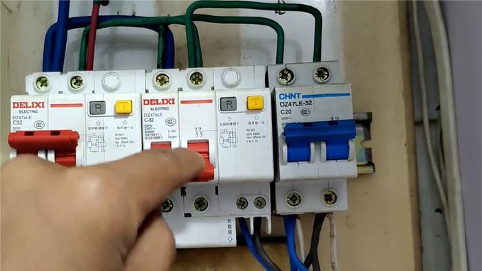 How to Safely Reclose a Tripped Circuit Breaker (0.4-220kV)