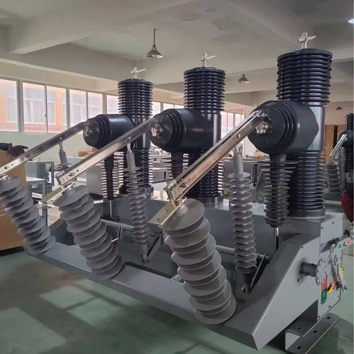 What's the purpose of the control box in a recloser system?