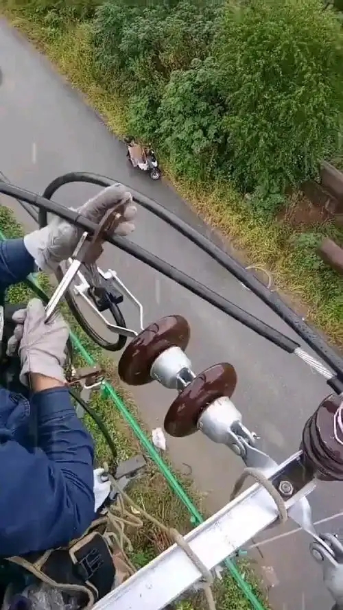 How to Safely Replace Suspension Insulators