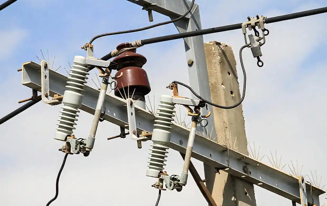 Fuse Cutout Selection Guide: 15kV vs 35kV