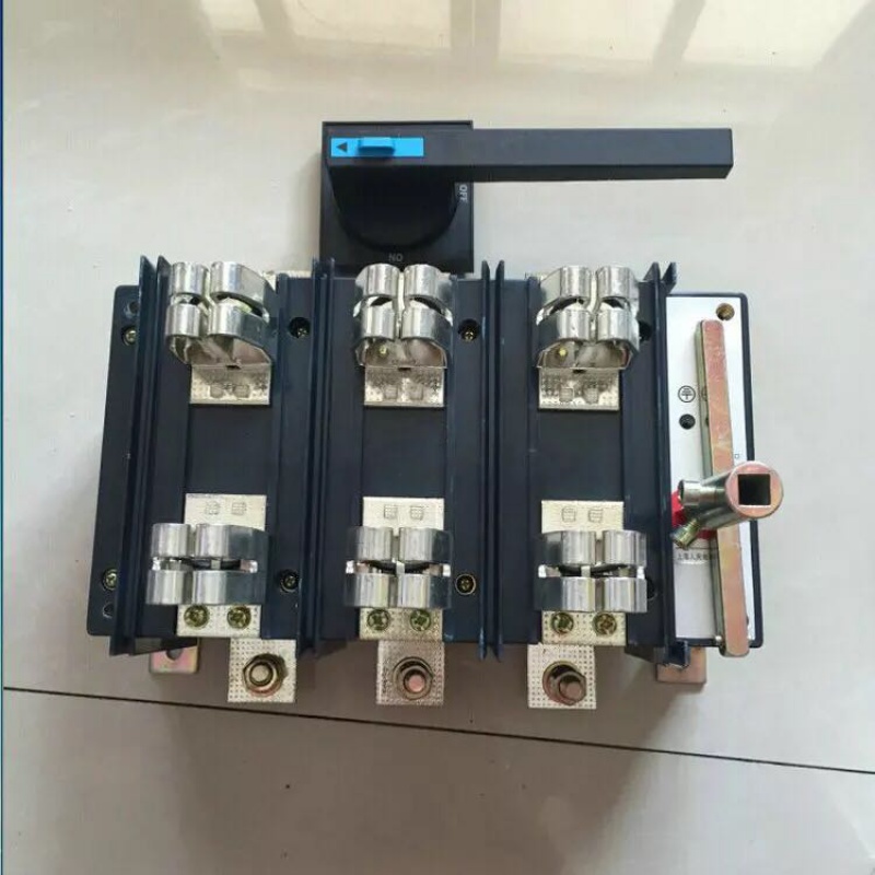 Разъединительный предохранительный переключатель