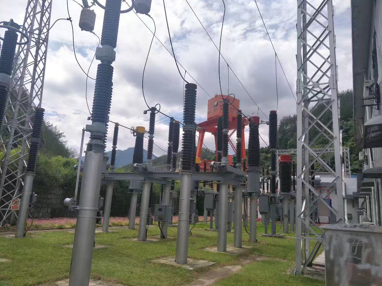 Why SF6 Circuit Breakers Dominate Medium and High Voltage