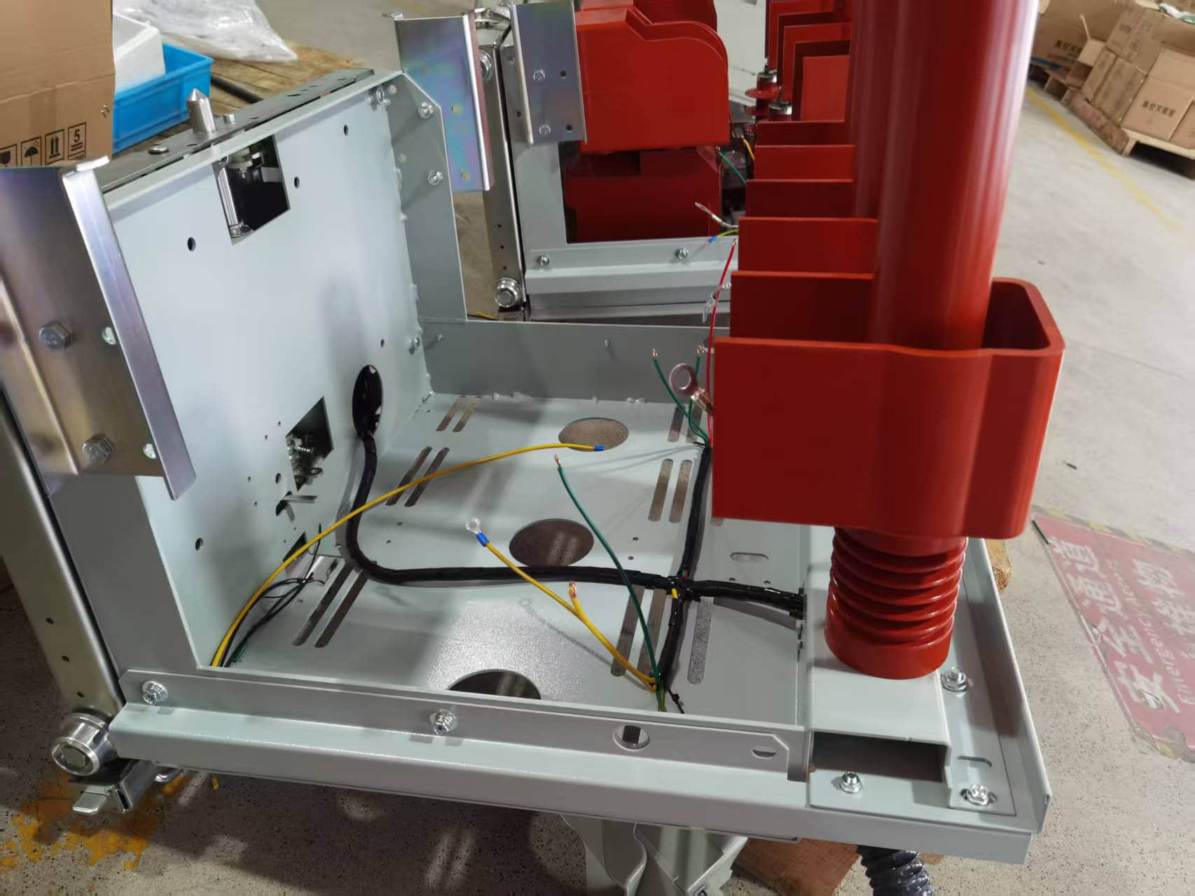 Высокопроизводительный выкатной вакуумный выключатель для среднеоборотных сетей