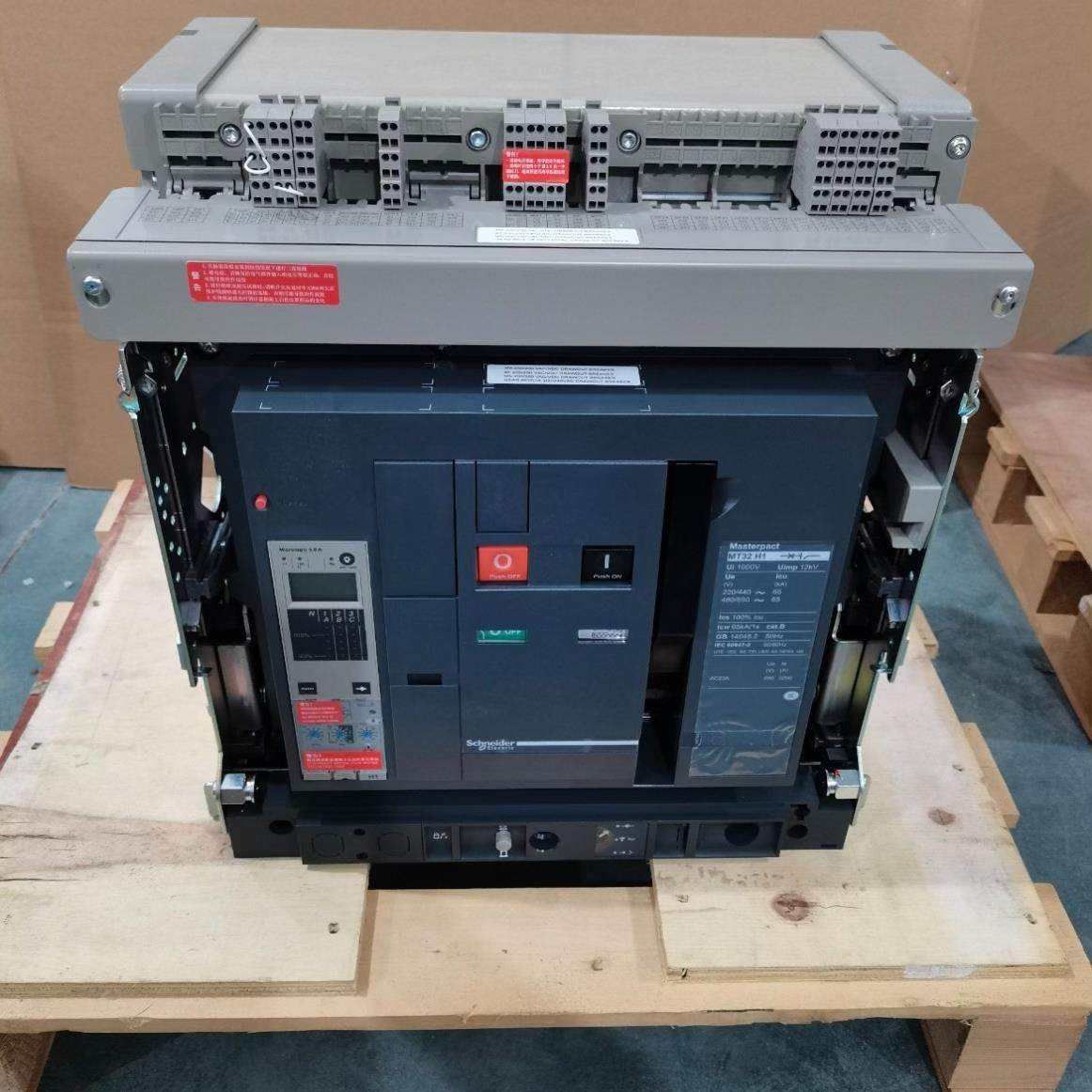 Высокопроизводительный выкатной вакуумный выключатель для среднеоборотных сетей