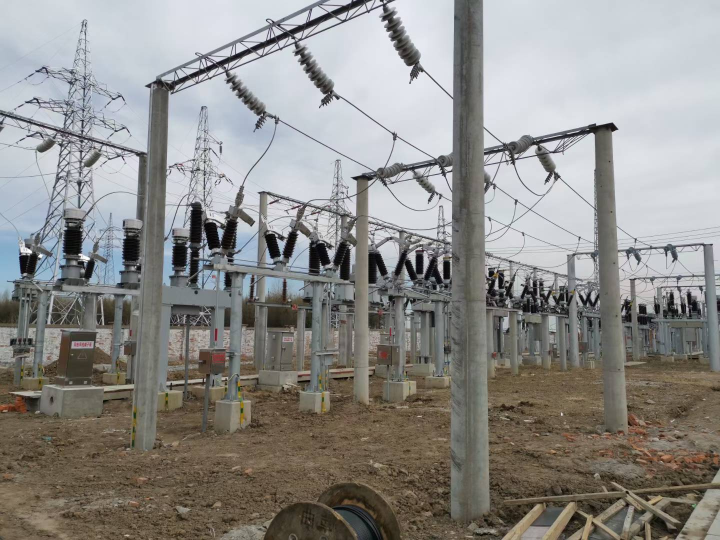 Live vs Dead Tank Circuit Breakers: Uses and Comparison